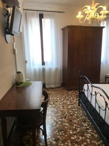 Al Teatro With Canal View Bed and breakfast Venecia