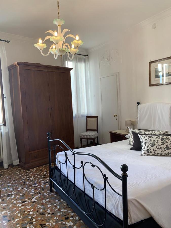 Al Teatro With Canal View Bed and breakfast Venecia
