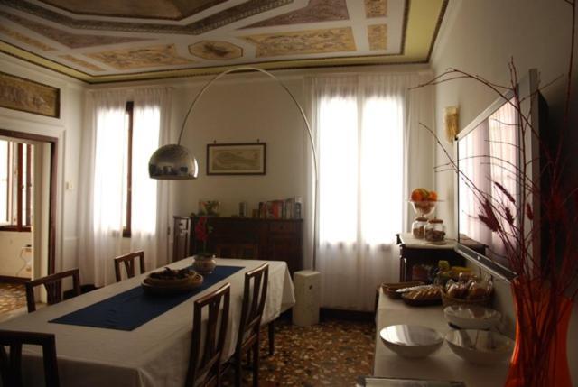 Al Teatro With Canal View Bed and breakfast